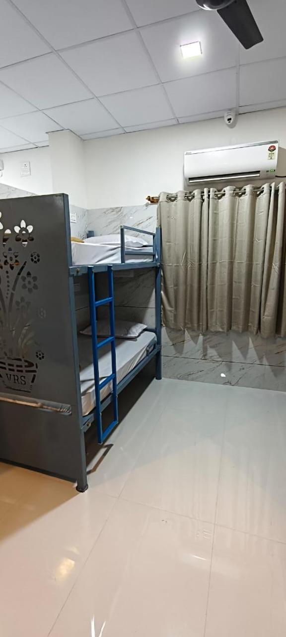 V R S Luxury Ac Dormitory مَسّور المظهر الخارجي الصورة